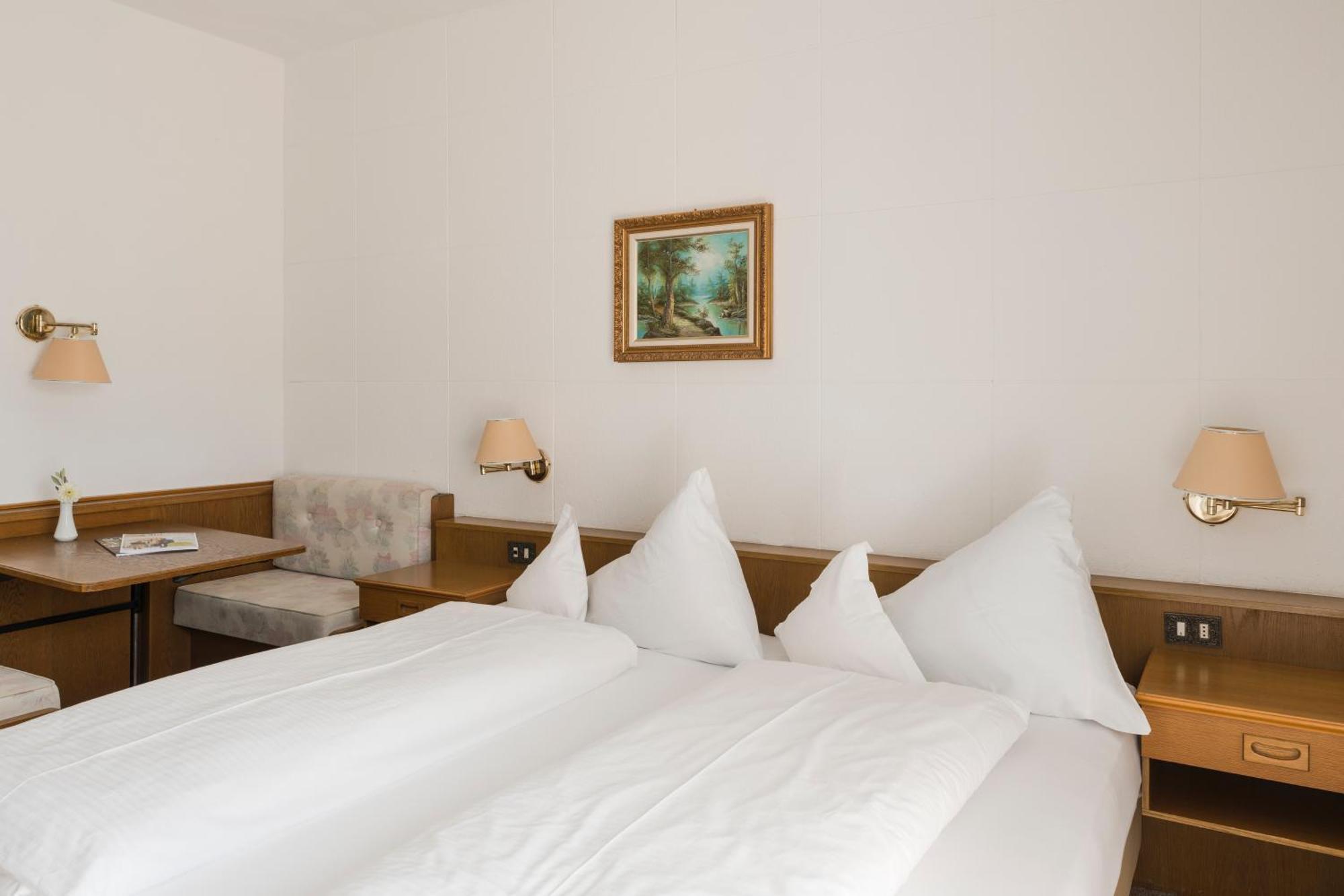 Pension Zum Burggraefler Schenna Room photo